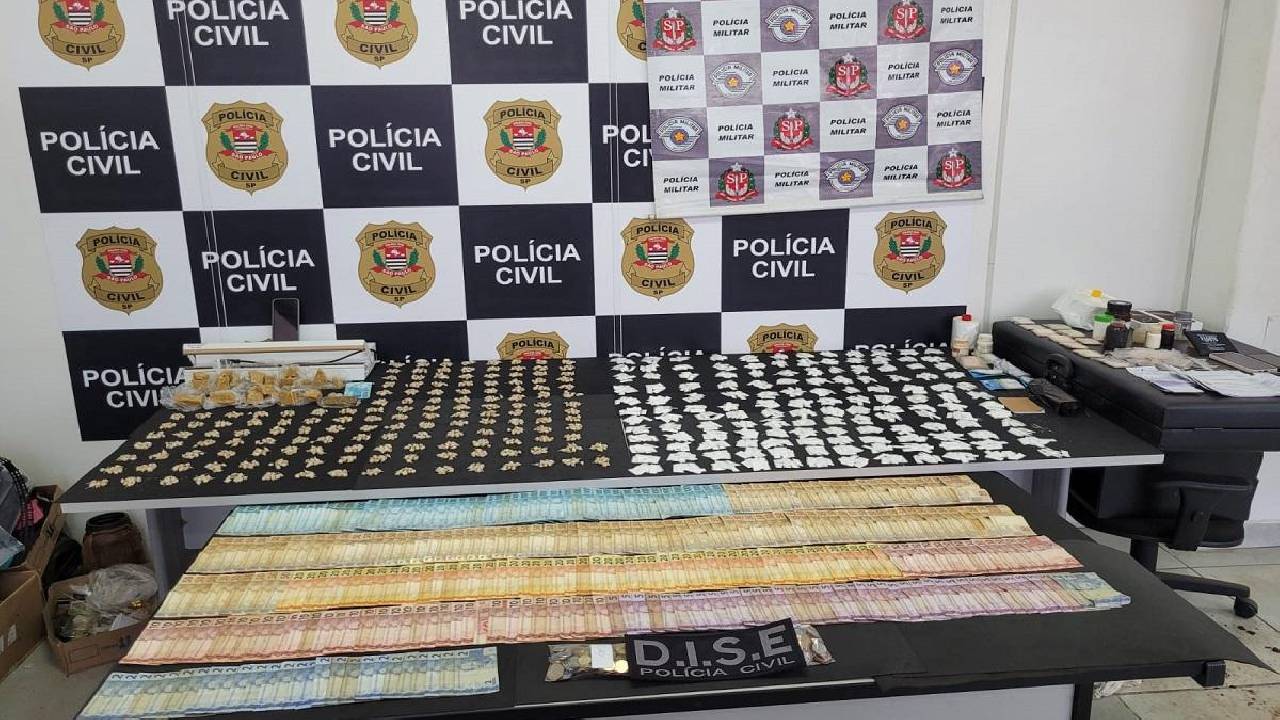 CORDEIRÓPOLIS; AÇÃO CONJUNTA APREENDE GRANDE QUANTIDADE DE DROGAS E DINHEIRO NO BAIRRO JD. PROGRESSO