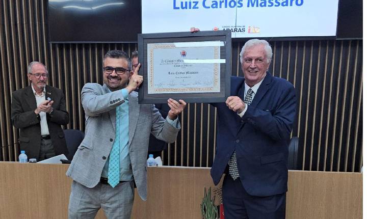 Luiz Carlos Massaro recebe Título de Cidadão Ararense