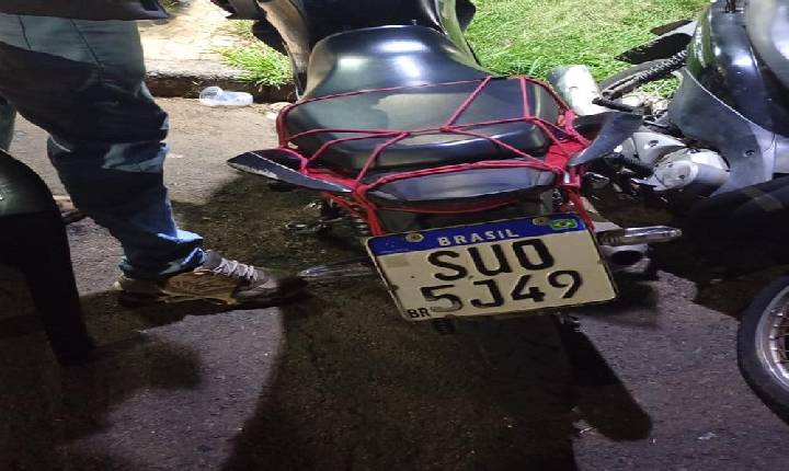 MOTOCICLISTA É DETIDO POR ADULTERAÇÃO DE PLACA NO CENTRO DE ARARAS