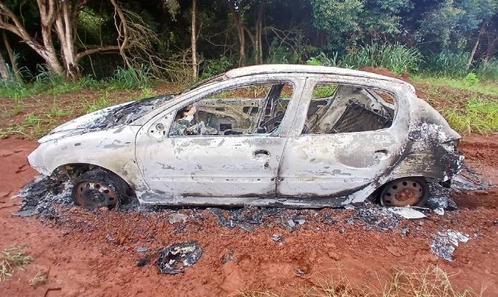 POSSÍVEL VEÍCULO USADO EM ASSASSINATO DE EMPRESÁRIO EM ARARAS É ENCONTRADO QUEIMADO EM LEME SP