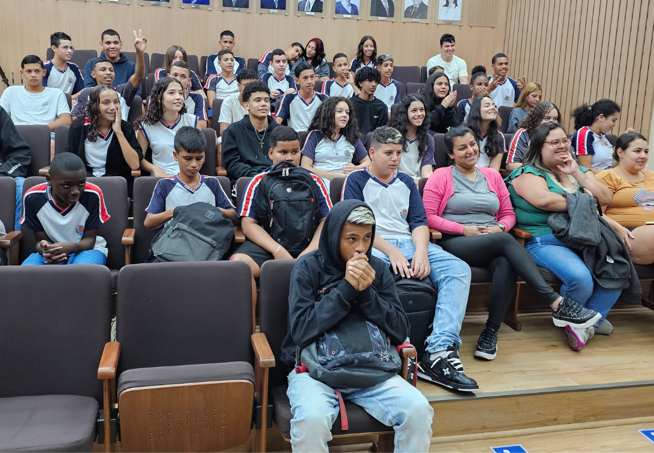 Câmara recebe 90 alunos da Escola Adalgisa