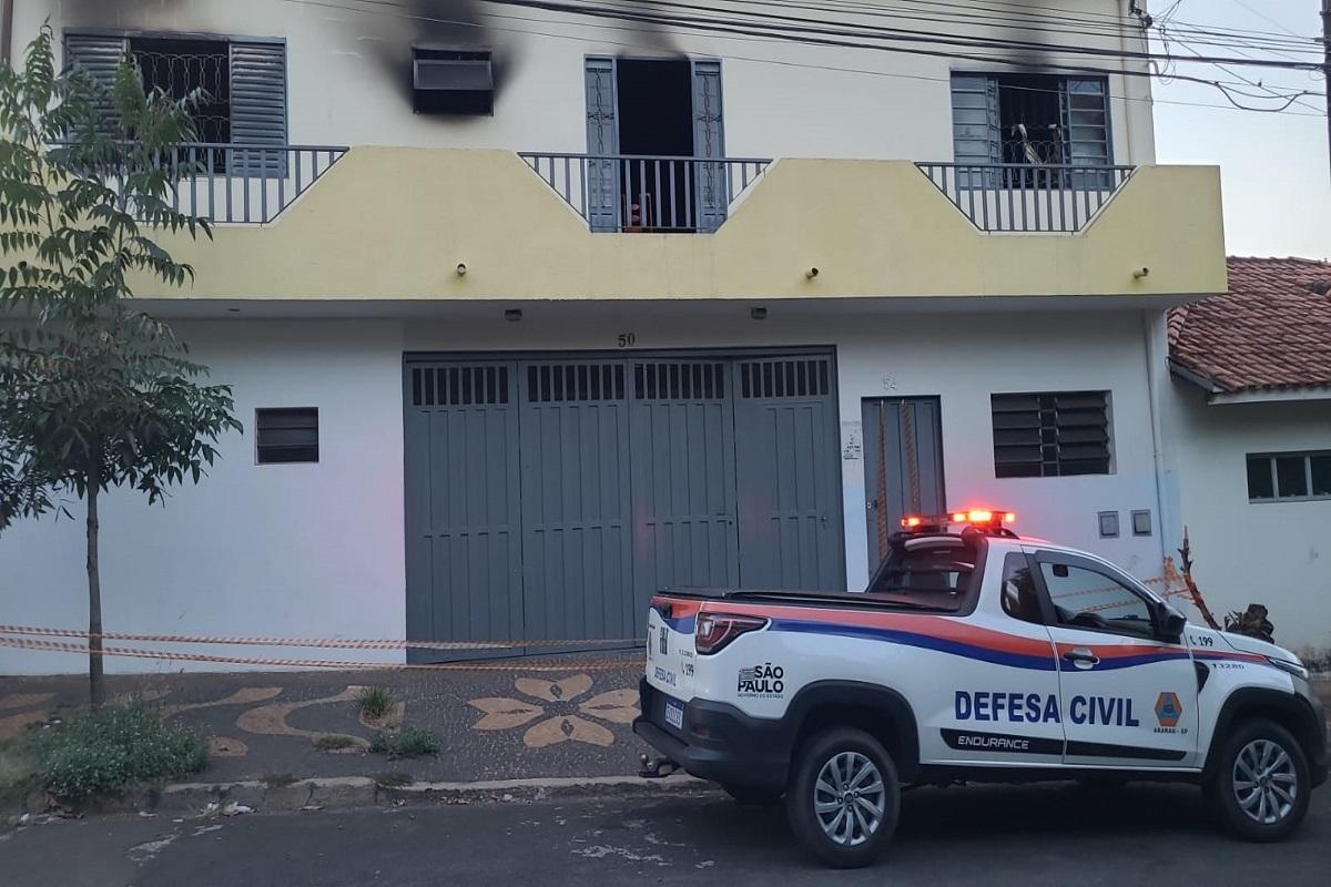 CASA NO JARDIM ALVORADA PEGA FOGO E GCM E BOMBEIROS AGEM RÁPIDO EM ARARAS SP