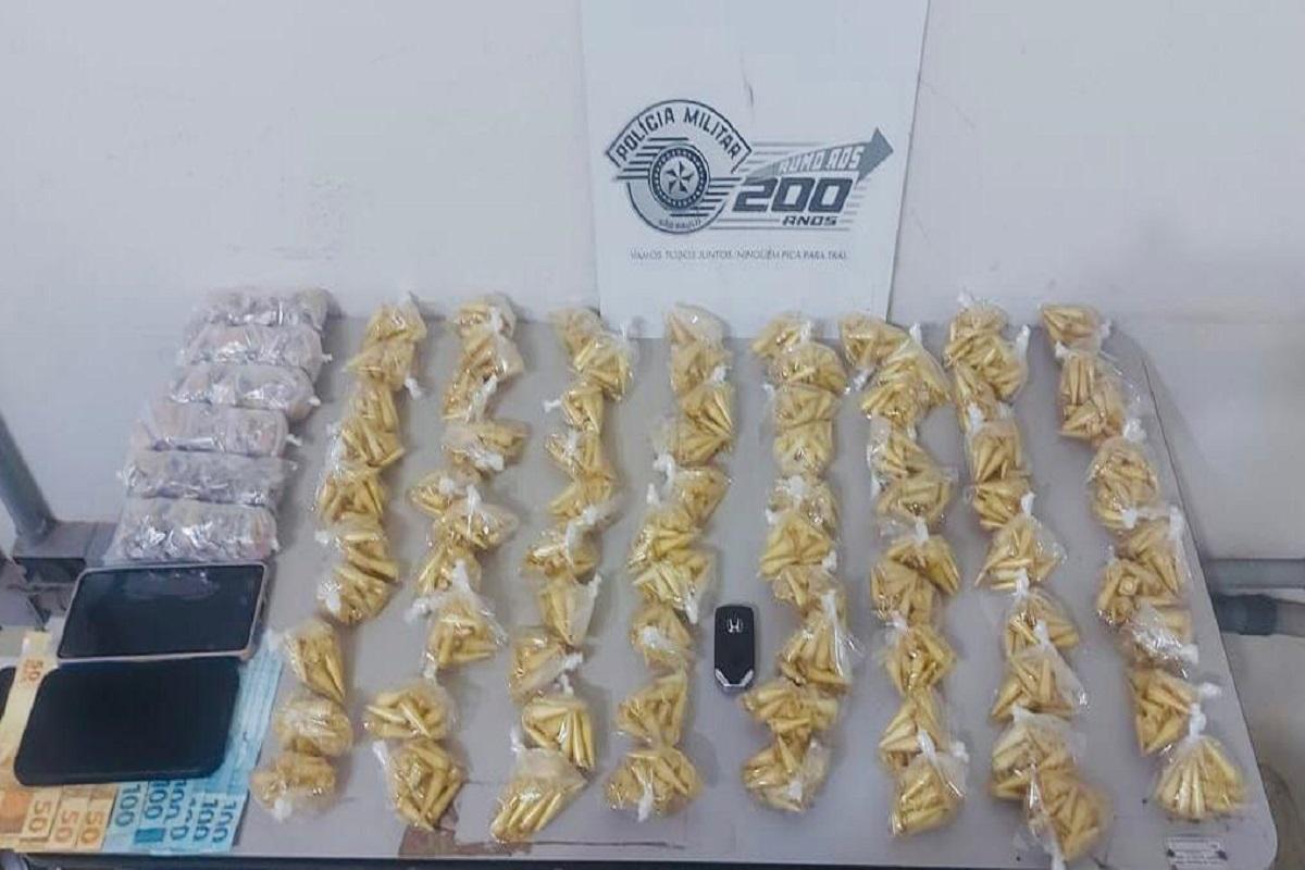 DOIS INDIVÍDUOS SÃO DETIDOS COM MAIS DE 01 KG DE COCAÍNA EM LEME SP