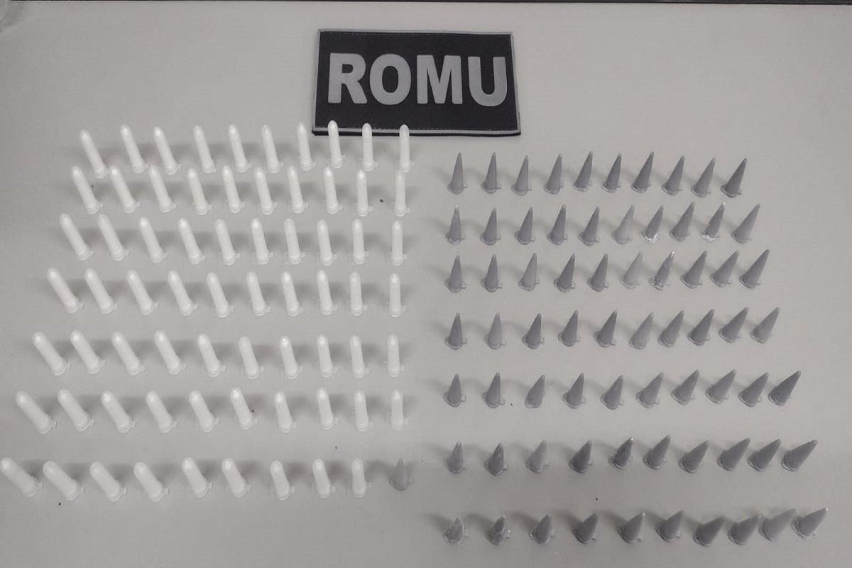 GCM LOCALIZA DROGAS EM POCHETE E INDIVÍDUO QUE ESTAVA PRÓXIMO NÃO SABE INFORMAR DE QUEM ERA OS ENTORPECENTES