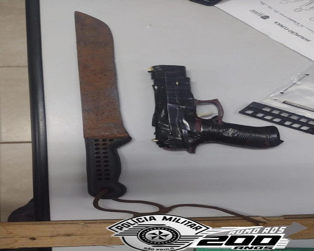 HOMEM COM FACÃO E SIMULACRO DE ARMA DE FOGO É DETIDO PELA POLÍCIA MILITAR EM ARARAS SP