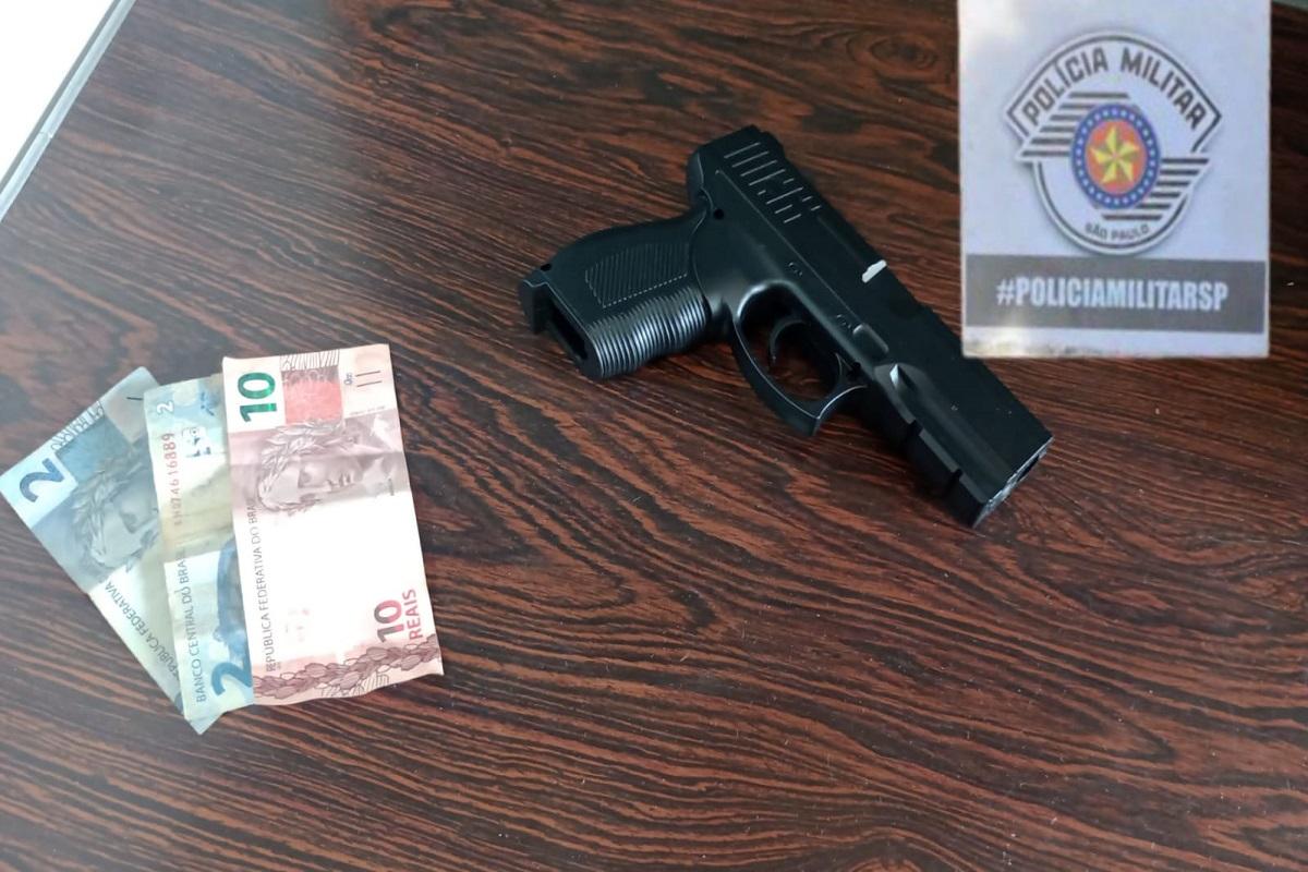 INDIVÍDUO PEDINDO DINHEIRO E EXIBINDO ARMA DE FOGO É DETIDO PELA POLÍCIA MILITAR NO CENTRO DE PIRASSUNUNGA-SP