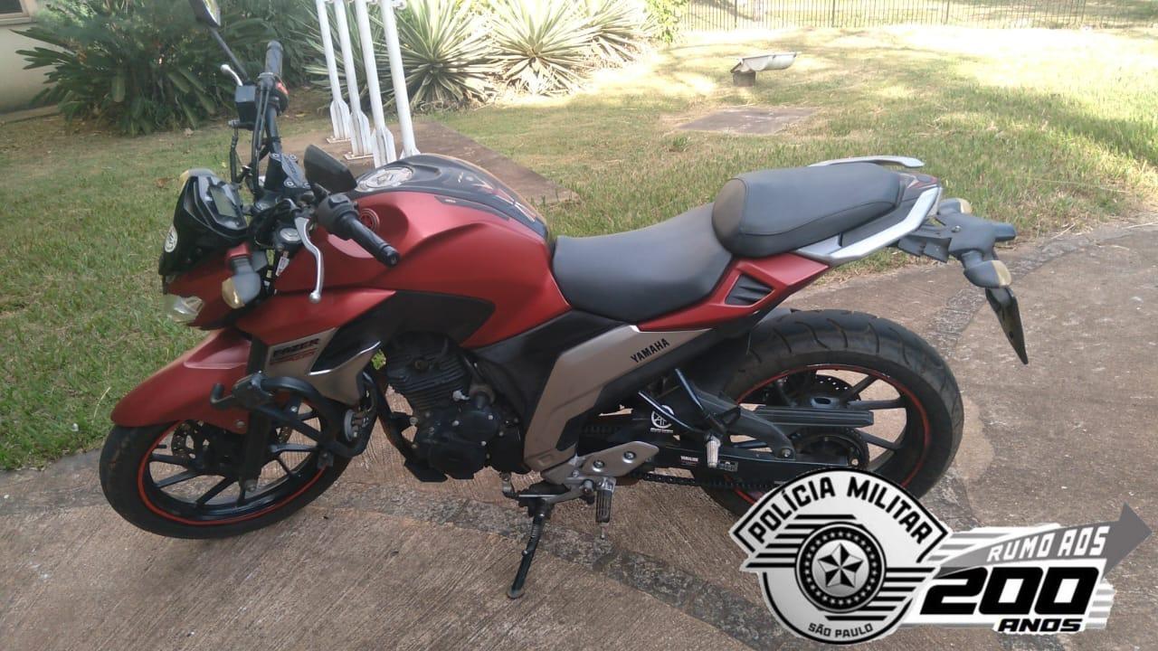 INDIVÍDUOS ROUBAM MOTOCICLETA E APÓS SEREM PERSEGUIDOS PELA POLÍCIA MILITAR ACABAM ABANDONANDO O VEÍCULO E FUGINDO