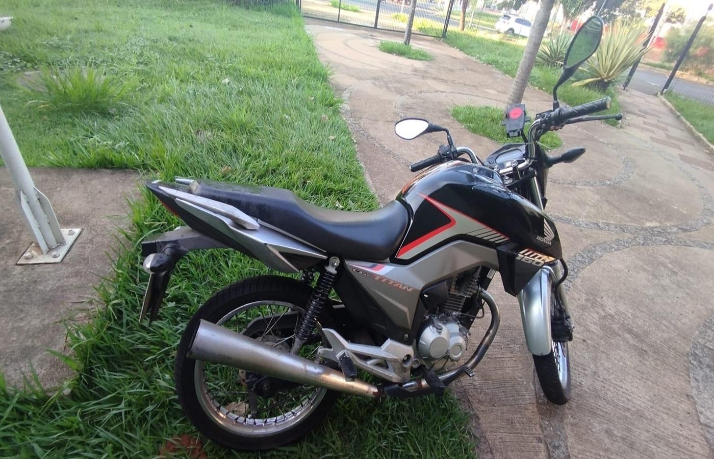 CÂMERAS DE SEGURANÇA IDENTIFICAM MOTOCICLETA ADULTERADA E CONDUTOR É DETIDO EM ARARAS SP