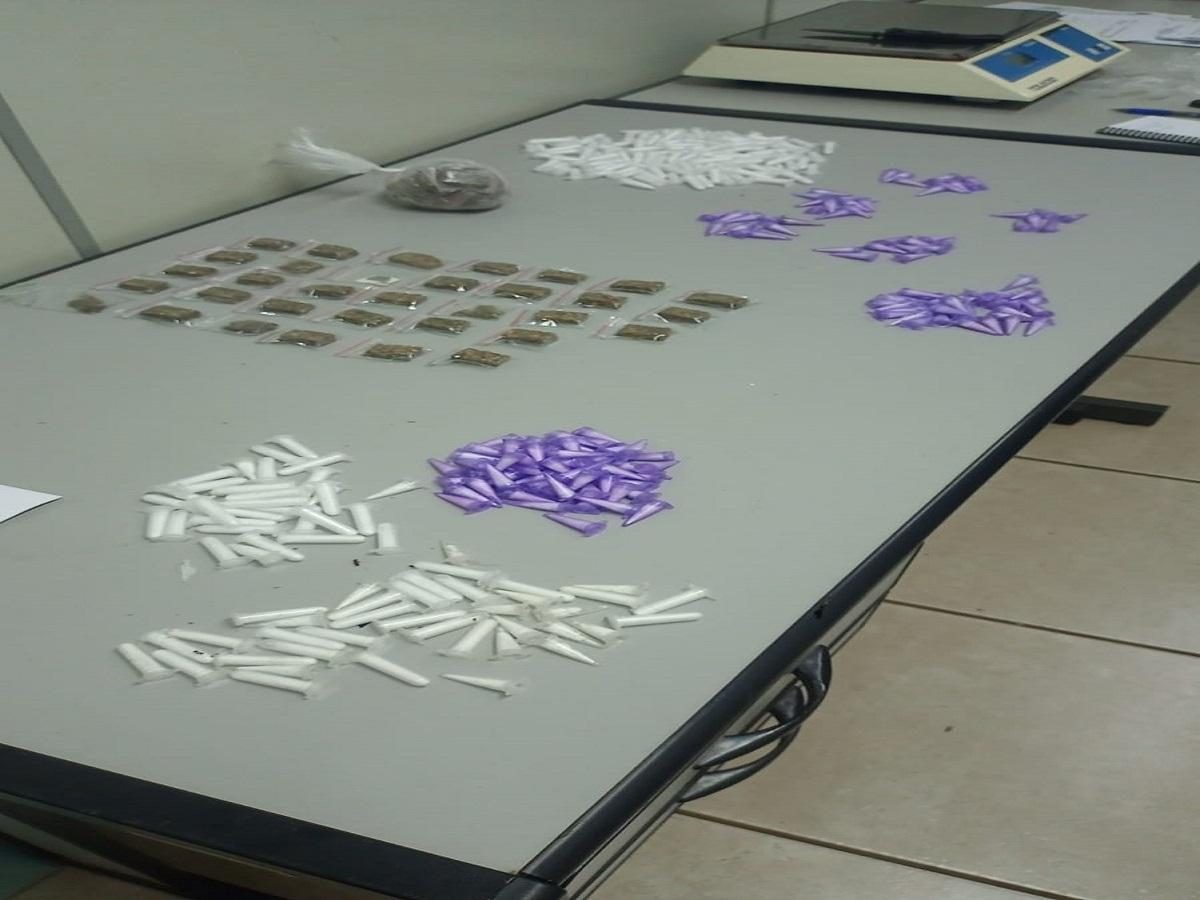 DOIS INDIVÍDUOS FOGEM DA GCM APÓS ABANDONAREM ENTORPECENTES NA ZONA LESTE DE ARARAS SP