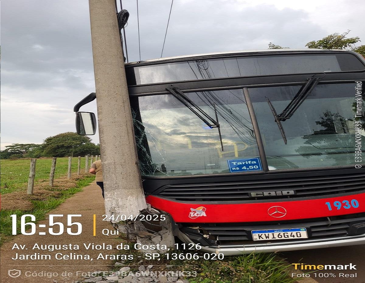 MOTORISTA DE ÔNIBUS DA TCA PERDE O CONTROLE DEVIDO A PROBLEMAS MECÂNICOS E ACABA BATENDO EM POSTE EM ARARAS SP