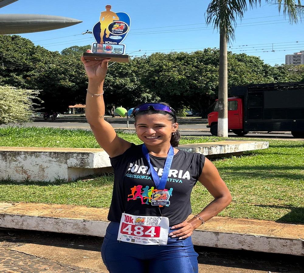 VITÓRIA RODRIGUES DOS SANTOS É A PRIMEIRA COLOCADA NA CORRIDA 24 DE MARÇO CATEGORIA 21 A 30 ANOS EM ARARAS SP