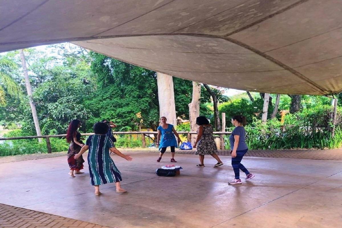 Aula livre de dança circular acontece neste domingo no Lago Municipal