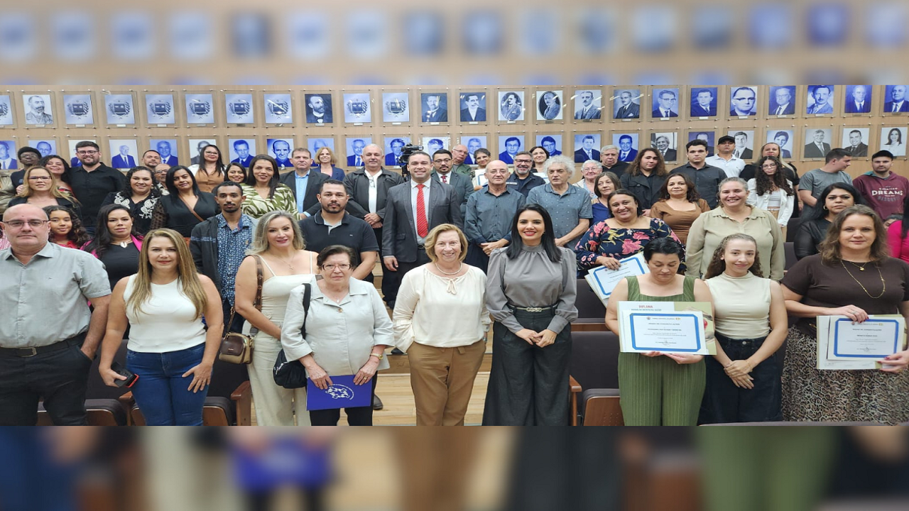 Câmara Municipal homenageia trabalhadores da saúde em sessão solene