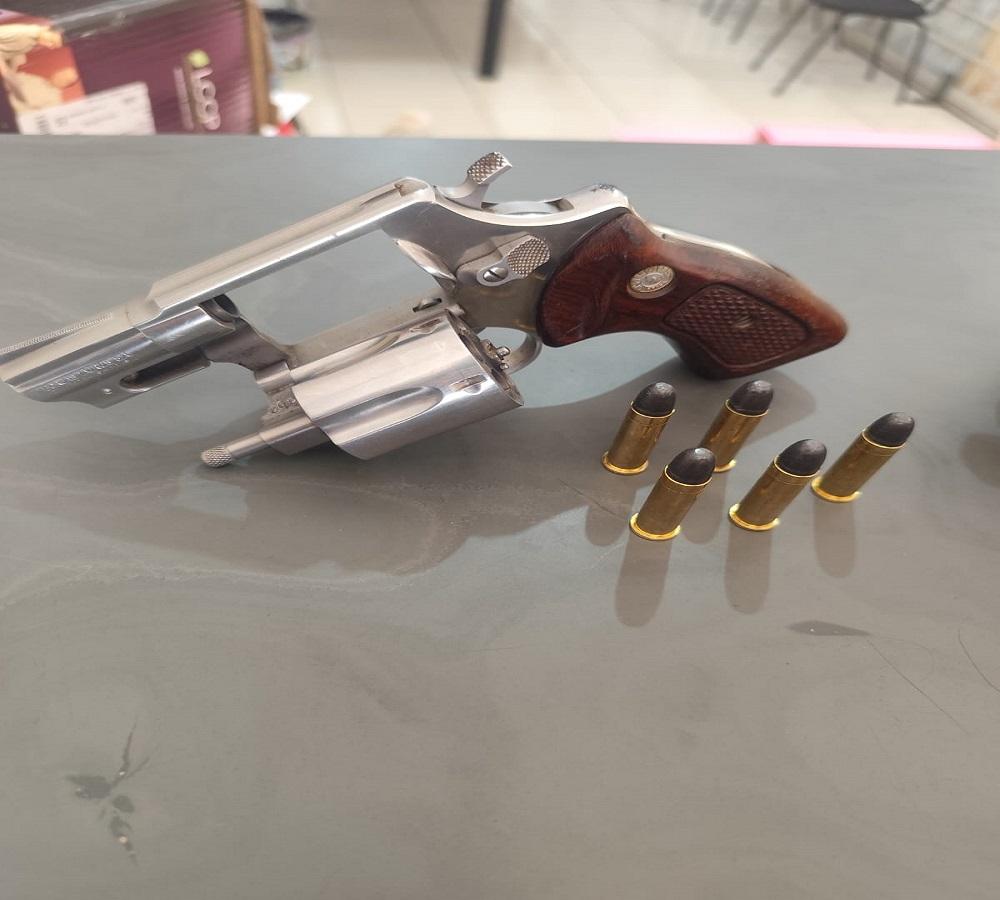 HOMEM É DETIDO COM ARMA DE FOGO EM EMPRESA DE LIMEIRA SP