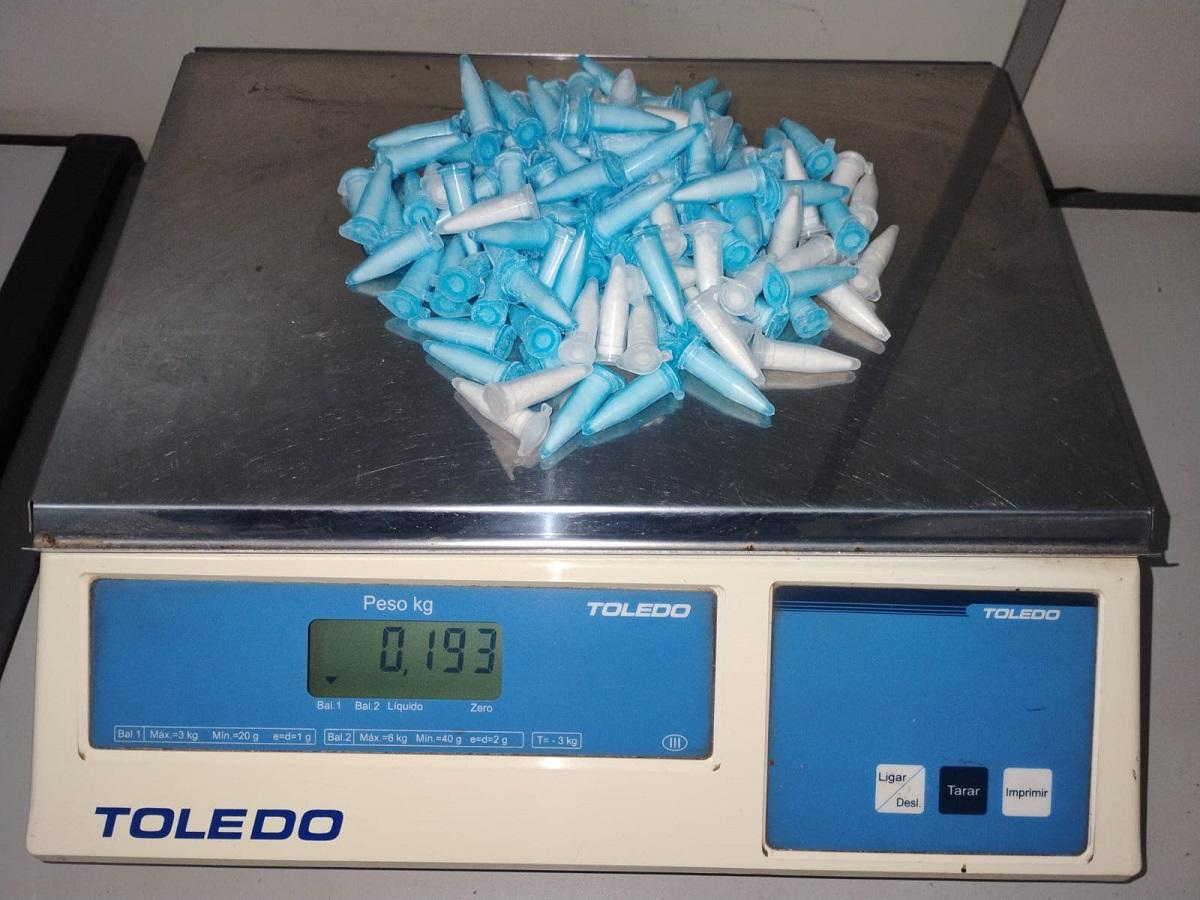 INDIVÍDUO É PRESO EM FLAGRANTE PELA POLÍCIA MILITAR POR TRÁFICO DE DROGAS EM ARARAS SP