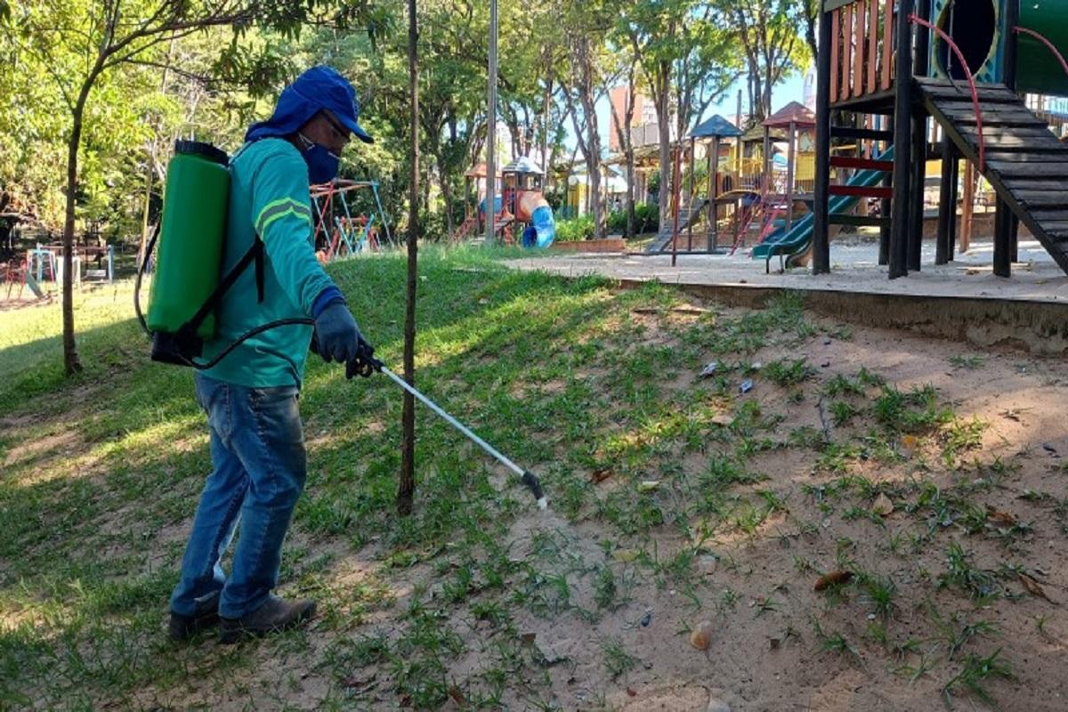 Prefeitura faz pulverização de veneno contra carrapatos em parques