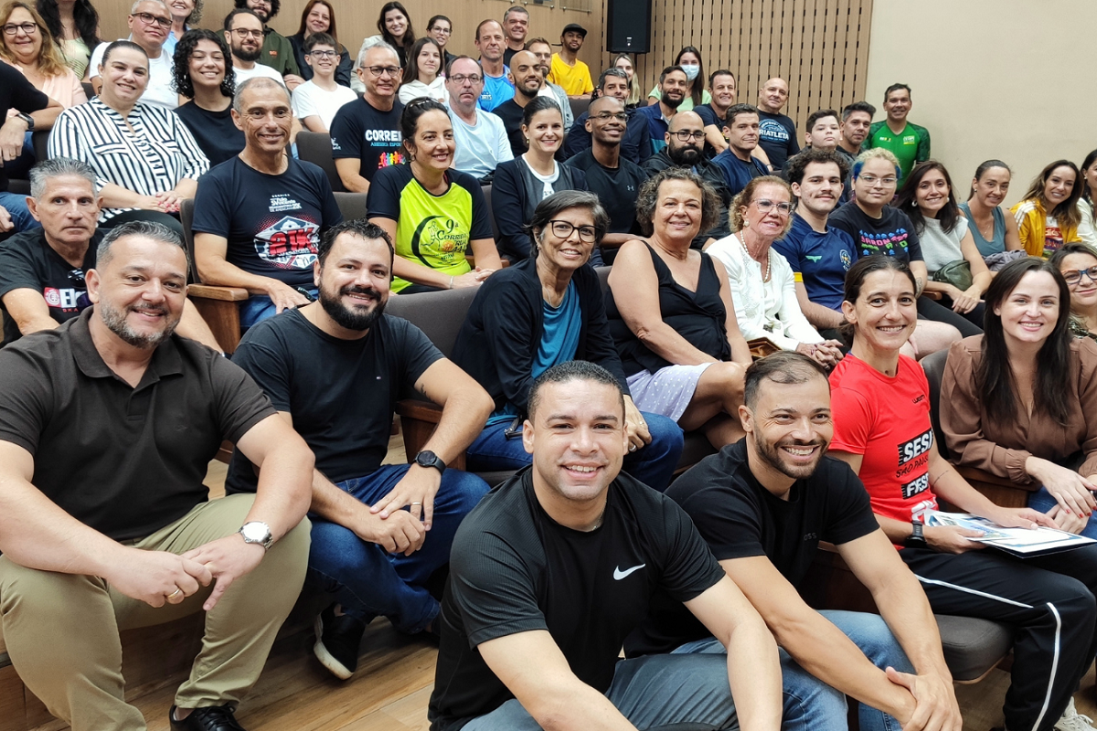 Triatleta Luísa Baptista emociona público em palestra na Câmara