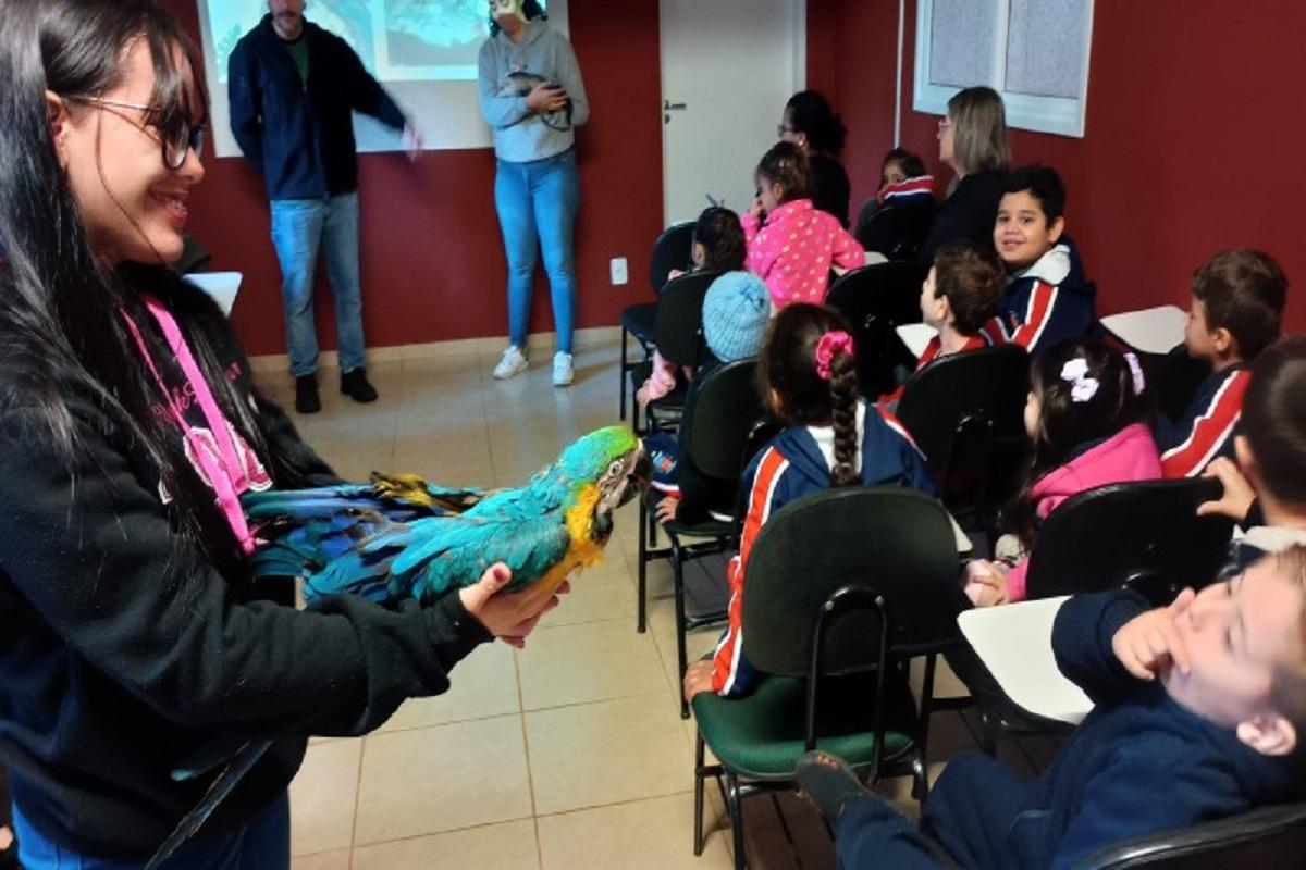 Alunos da Emei Antônio Severino visitam o Cras Pró-Arara