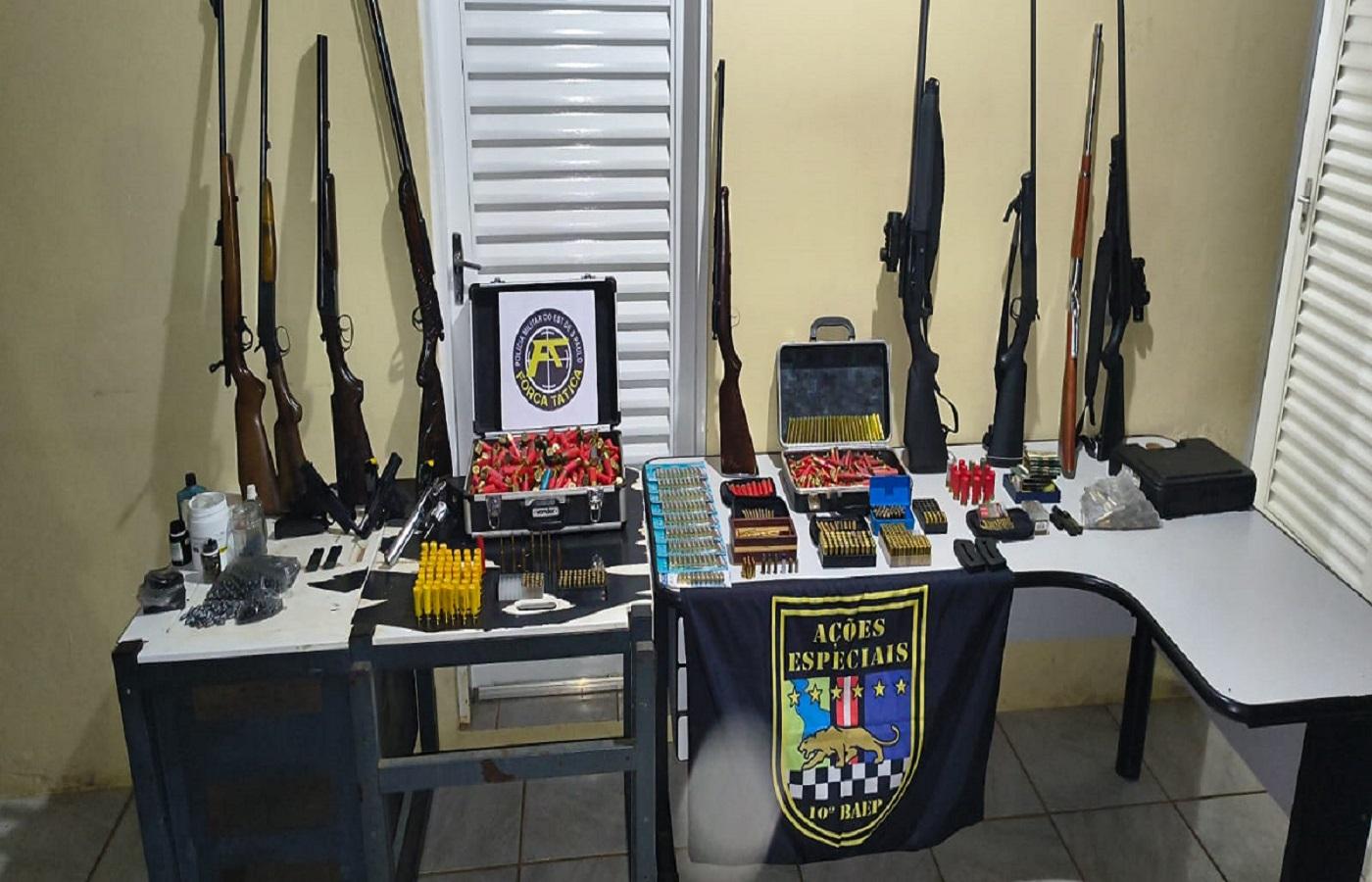 GRANDE QUANTIDADE DE ARMAS DE FOGO E MUNIÇÕES SÃO APREENDIDAS PELO BAEP E POLÍCIA MILITAR EM LEME SP
