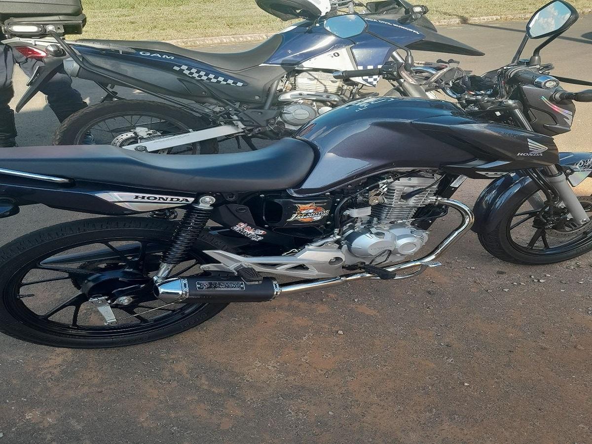 Guarda Civil de Araras apreende motocicleta após flagrar manobras perigosas no Santa Teresa