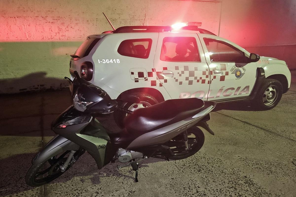 INDIVÍDUO COM VEÍCULO SEM PLACA TENTA FUGIR DA POLÍCIA MILITAR PORÉM ACABA PRESO EM LEME SP