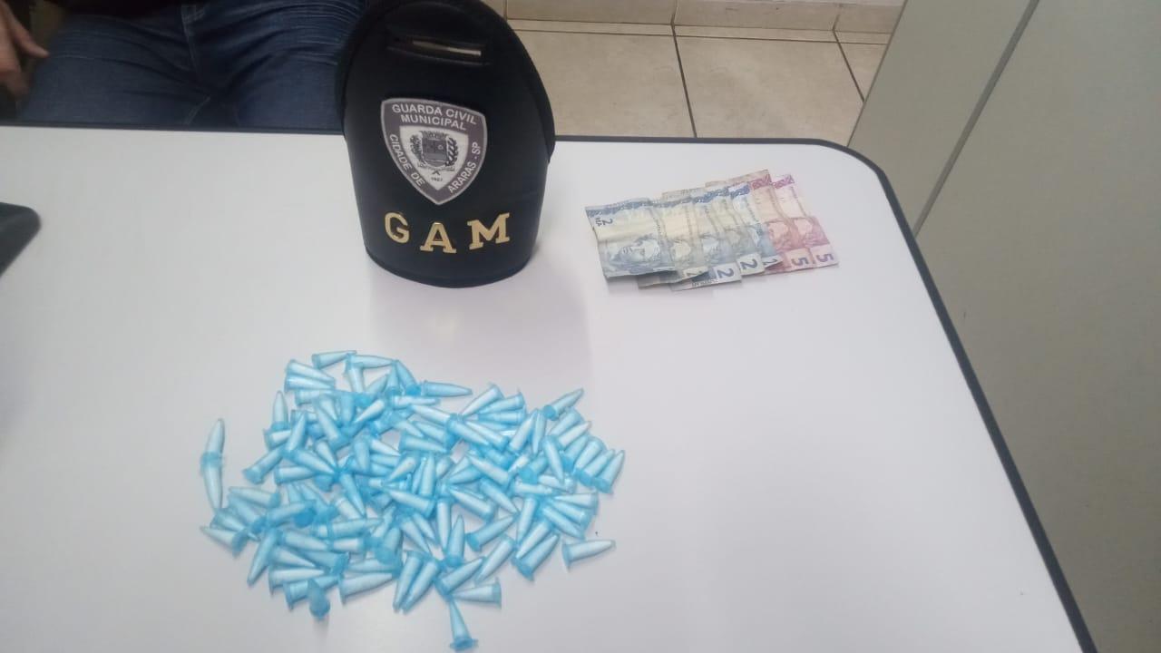 INDIVÍDUO É DETIDO PELA GCM EM PRAÇA PÚBLICA NA PRÁTICA DE TRÁFICO DE DROGAS EM ARARAS SP