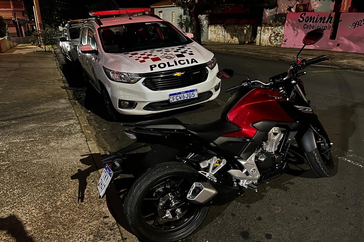 INDIVÍDUOS SÃO DETIDOS PELA POLÍCIA MILITAR EMPURRANDO MOTOCICLETA FURTADA EM LIMEIRA SP