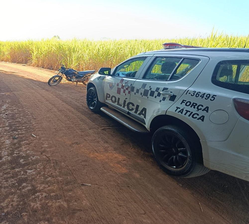 MOTOCICLETA FURTADA É ENCONTRADA EM CANAVIAL NA CIDADE DE LEME SP