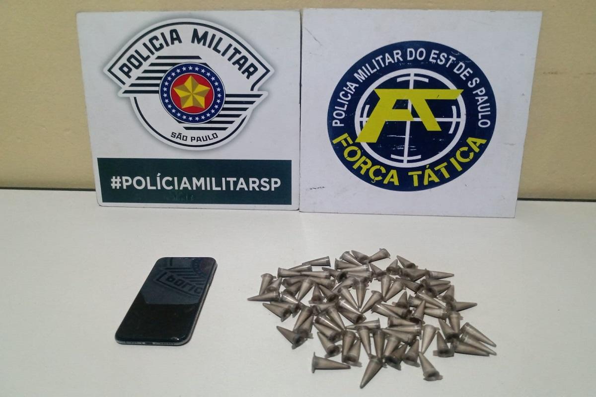 POLÍCIA MILITAR DE LEME ENCONTRA DROGAS EM MEIO A ROUPAS DE CRIANÇAS EM RESIDÊNCIA NA CIDADE DE LEME SP