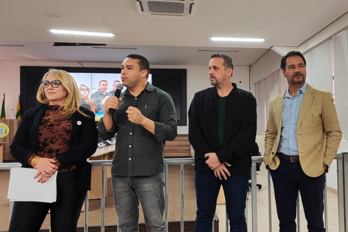 Presidente Rodrigo Soares marca presença em aniversário da Escola Legislativa de Hortolândia