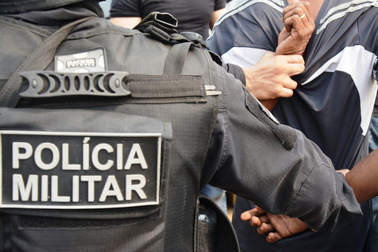 VÍTIMA DE ESTUPRO DURANTE ADOLESCÊNCIA ESFAQUEIA 