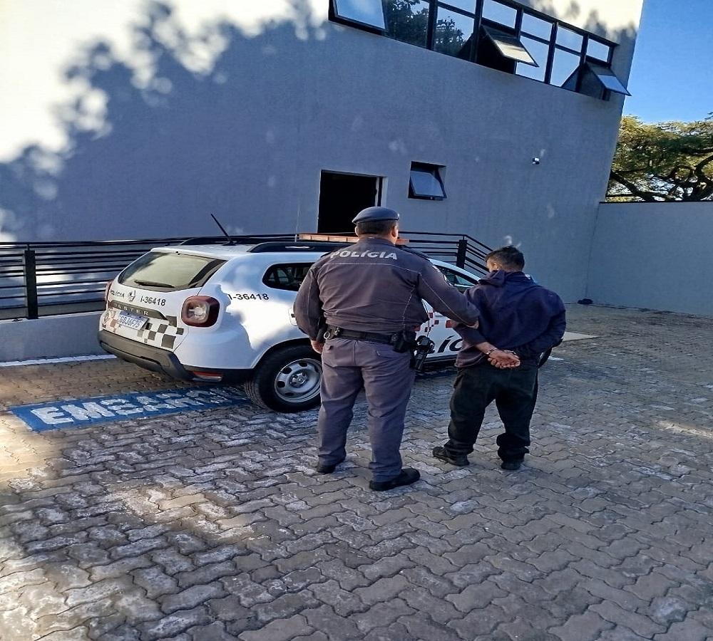 APÓS AGREDIR COMPANHEIRA HOMEM AMARRA ELA COM FIOS ELÉTRICOS EM LEME SP