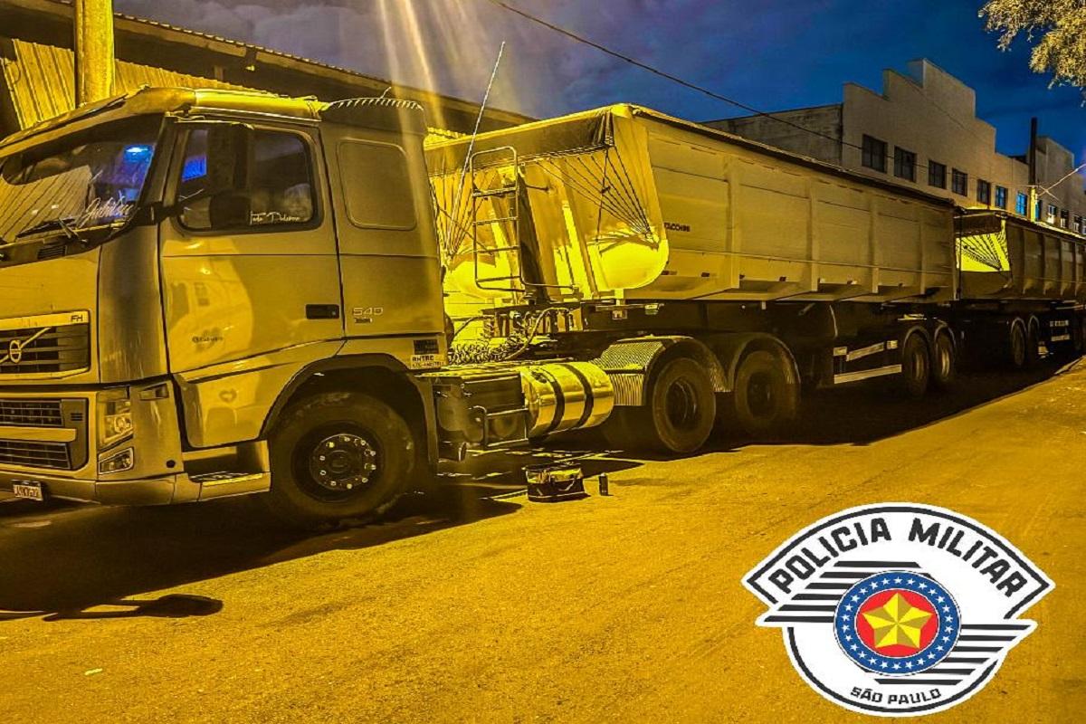 CAMINHÃO ROUBADO É LOCALIZADO PELA POLÍCIA MILITAR EM LEME SP