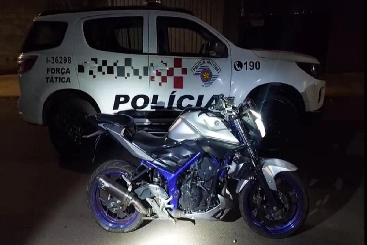 CONDUTOR FOGE DA POLICIA MILITAR APÓS CAIR COM MOTOCICLETA EM ARARAS SP