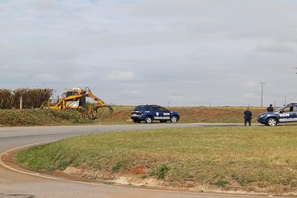 Guarda Civil de Araras apoia operação de limpeza e poda na Avenida Luiz Carlos Tunes