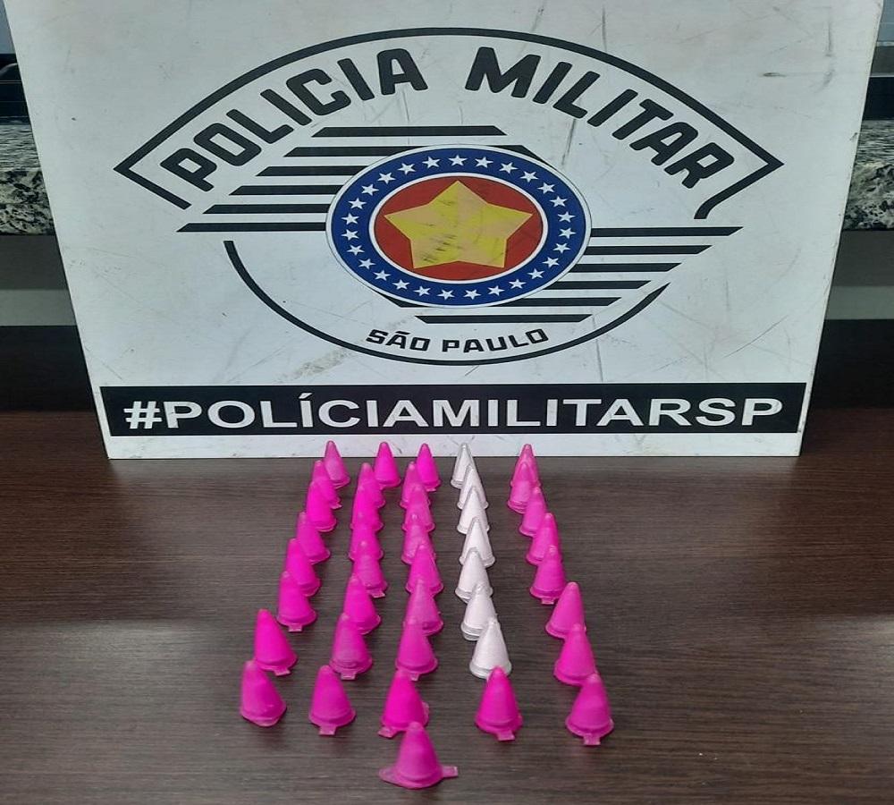 INDIVÍDUO É CONTIDO POR 