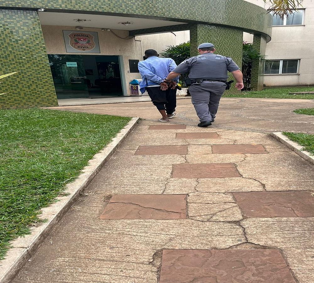 INDIVÍDUO É PRESO PELA POLÍCIA MILITAR APÓS TENTATIVA DE FUGA EM ARARAS SP