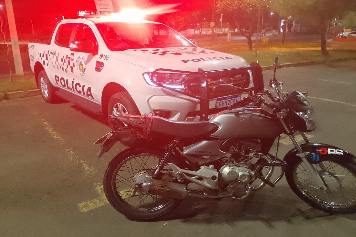 MENOR DE 14 ANOS É DETIDO PELA POLÍCIA MILITAR COM MOTOCICLETA FURTADA EM ARARAS SP