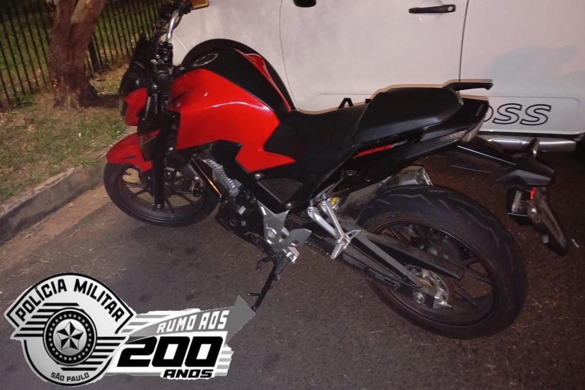 MOTOCICLETA QUE HAVIA SIDO ROUBADA PRÓXIMO A NESTLÊ É LOCALIZADA PELA POLÍCIA MILITAR EM ARARAS SP
