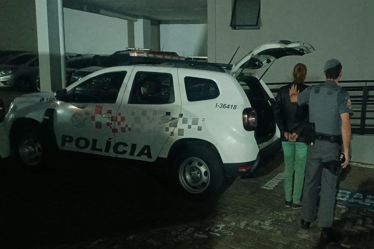 MULHER DE 45 ANOS É DETIDA PELA POLÍCIA MILITAR NO JD. SAULO EM LEME SP