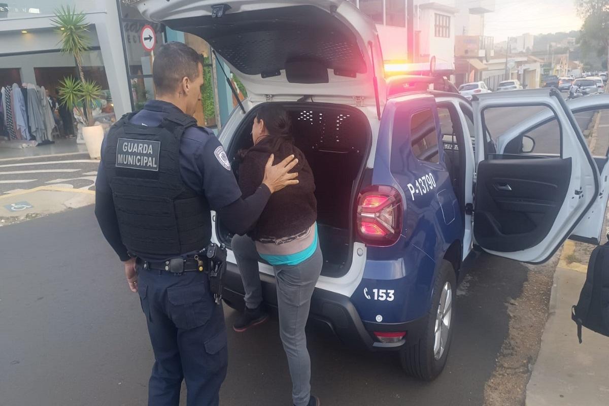 MULHER FURTA BOLSA DE SENHORA COM 73 ANOS NO CENTRO DE ARARAS É PERSEGUIDA E PRESA PELA GCM
