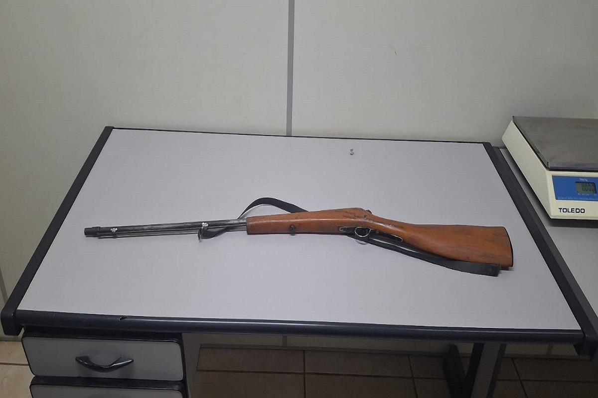 POLÍCIA MILITAR ENCONTRA ARMA EMBAIXO DE TRAILER NO CENTRO DE ARARAS SP