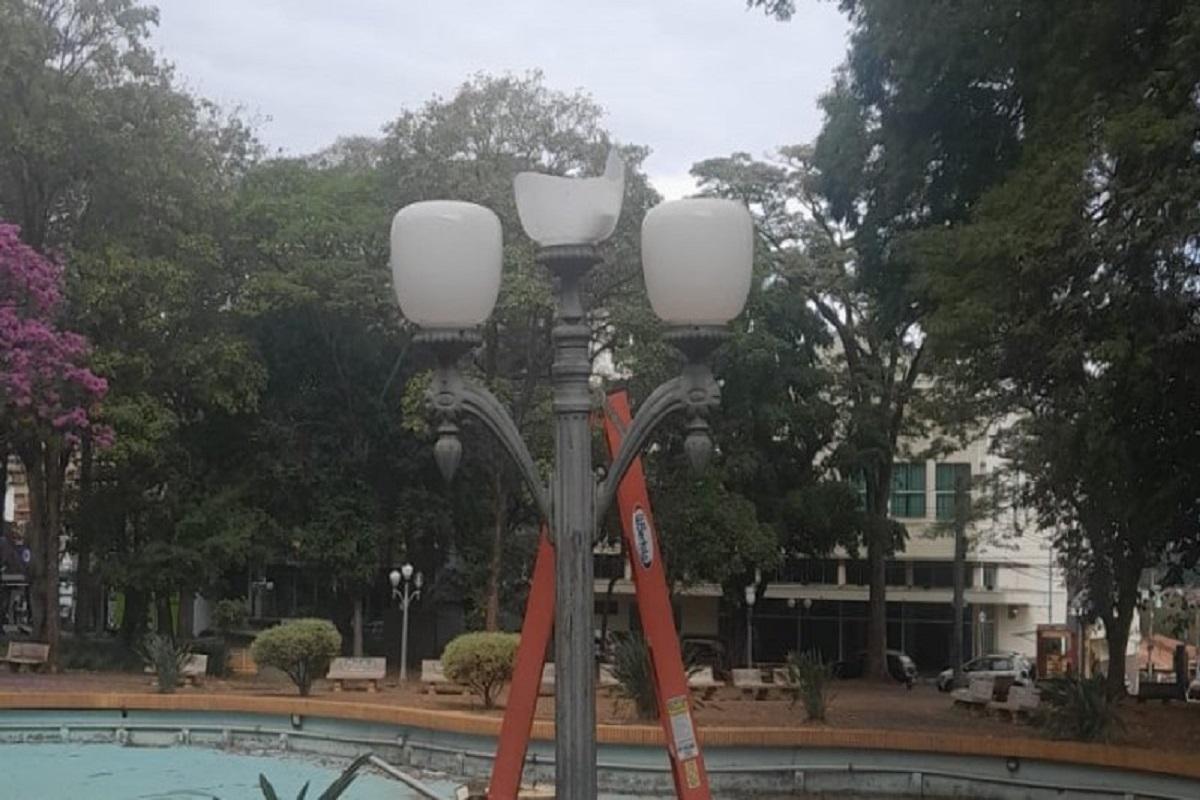 Secretaria de Obras troca globos e lâmpadas em praças do Centro