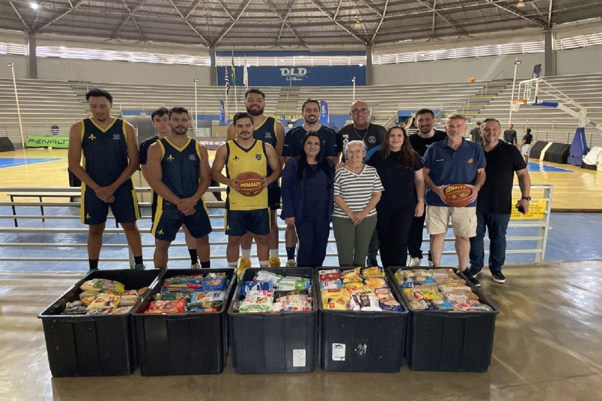 Fuss recebe mais de meia tonelada de alimentos do Basquete Mandic