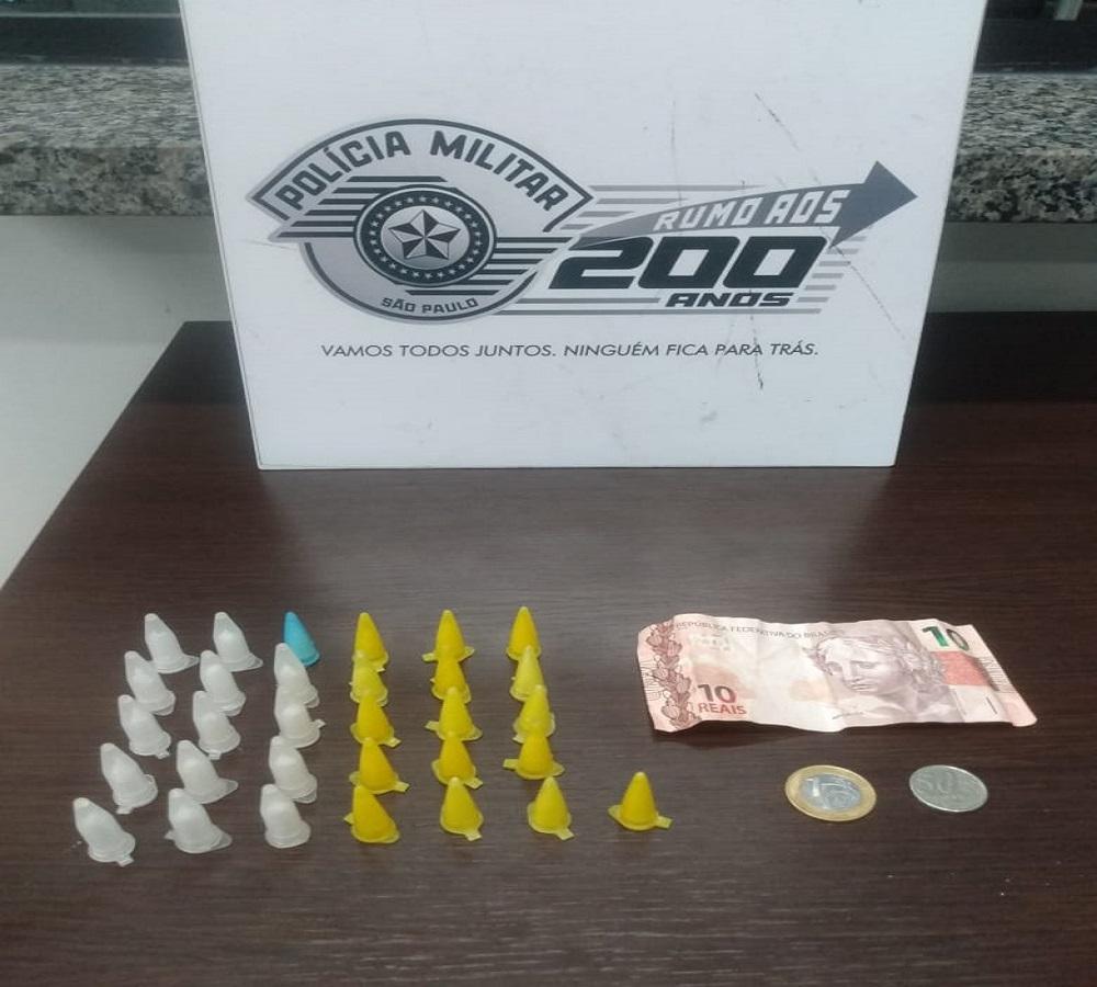 INDIVÍDUO É DETIDO PELA POLÍCIA MILITAR NA PRÁTICA DE TRÁFICO DE DROGAS EM LEME SP