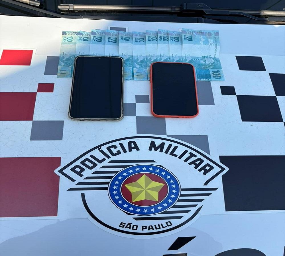 INDIVÍDUOS ABASTECEM VEÍCULO COM NOTAS FALSAS E ACABAM DETIDOS PELA POLÍCIA MILITAR EM RODOVIA.