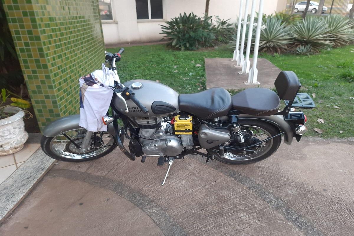 MENORES DE IDADE SÃO DETIDOS COM MOTOCICLETA FURTADA E LIBERADOS NA DELEGACIA EM ARARAS SP