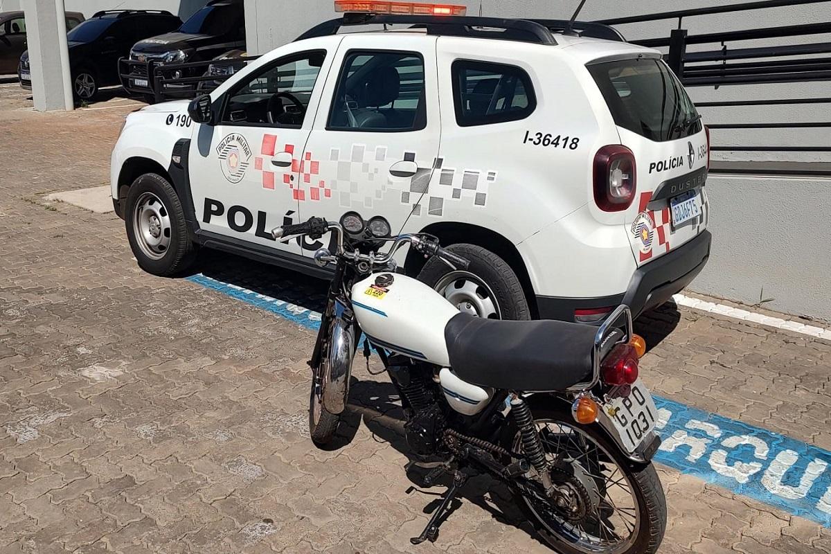 MOTOCICLETA COM QUEIXA DE FURTO EM RIO CLARO É APREENDIDA PELA POLÍCIA MILITAR EM LEME/SP