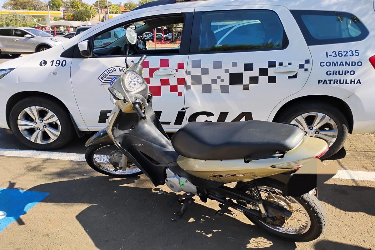POLÍCIA MILITAR APREENDE HONDA BIZ ROUBADA EM ARARAS SP