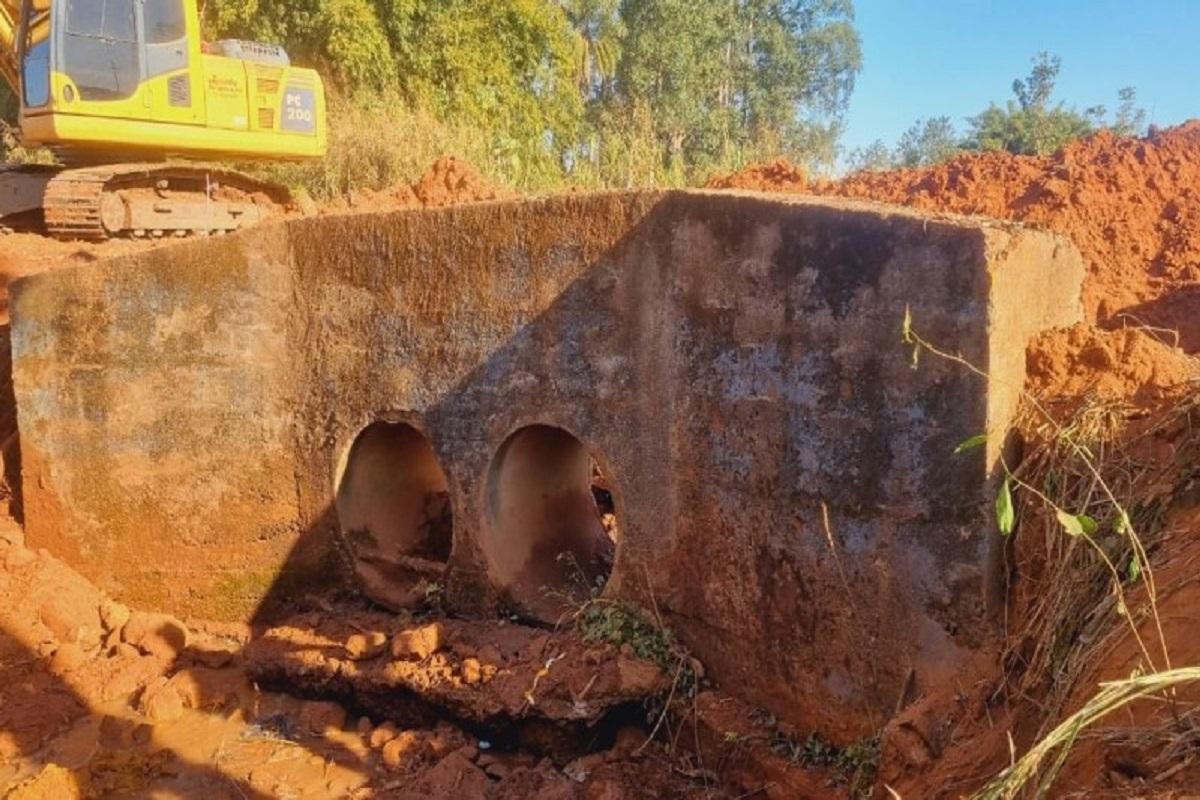 Prefeitura auxilia na reconstrução da ponte no bairro rural Marimbondo